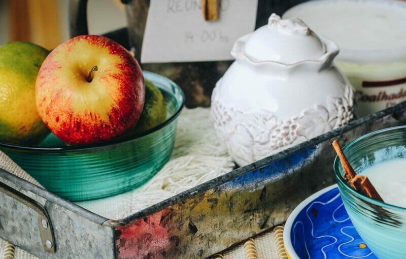 apples in a bowl 